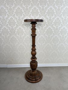 Dřevěný sloup s profilovanou nohou