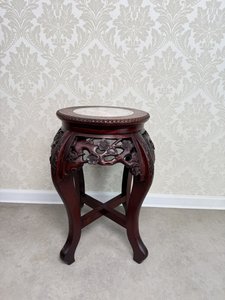 Orientální stoleček s mramorovou deskou