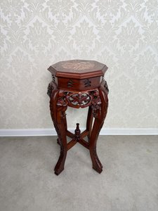 Osmihranný orientální stoleček