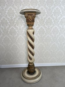 Podstavec ve stylu antického sloupu