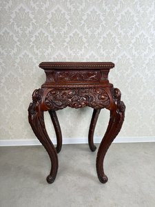 Orientální stolek s dračími motivy