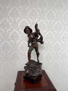 Bronzová socha námořníka v bouři „Tempête“