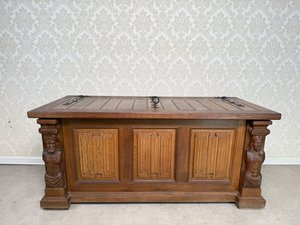 Truhla s vyřezávanými postavami