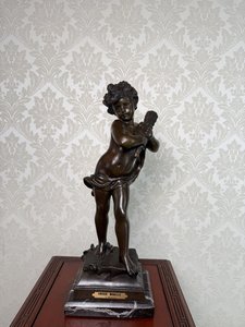 Dekorativní soška putta na mramorovém podstavci