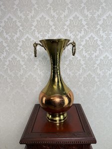 Váza s úchyty ve tvaru dračích hlav