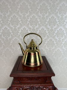 Mosazná konvice s obloukovým uchem