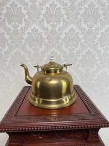 Čajová konvice s porcelánovými detaily