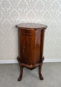 Skříňka s tvarovanými dvířky