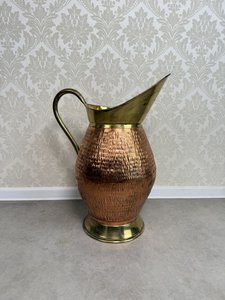 Kovaný měděný džbán