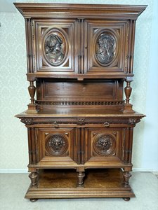 Vyřezávaný příborník s reliéfy