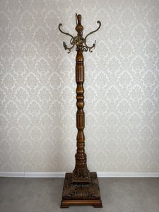 Dřevěný stojanový věšák