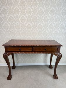 Stolek se dvěma zásuvkami