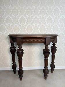 Elegantní konzolový stolek