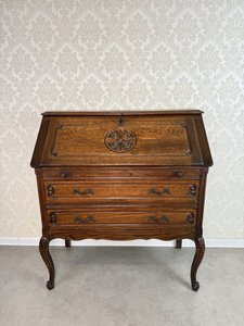 Psací sekretář s vyklápěcí deskou