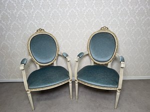 Křeslo s oválným opěradlem v bílém rámu cena za ks