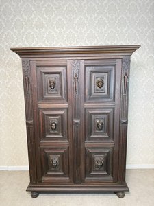 Skříň s vyřezávanými portréty