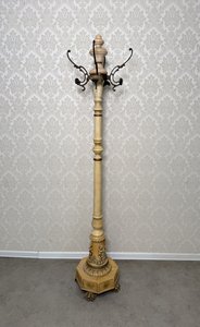 Stojací věšák s reliéfy putti