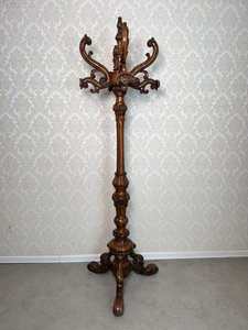 Stojací věšák se zdobenými rameny