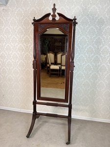 Stojací zrcadlo na kolečkách