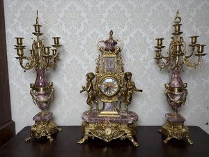 Krbové hodiny se soupravou svícnů