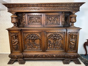 Masivní příborník s figurálními řezbami