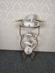 Porcelánová umývadlová souprava na kovovém stojanu