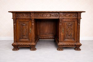 Psací stůl s bohatou řezbou