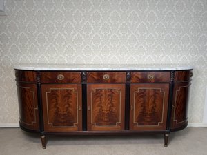 Elegantní komoda s mramorovou deskou