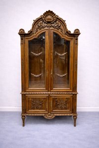 Prosklená  vitrína s bohatou řezbou