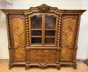 Knihovna, ořechové dřevo