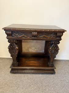 Reprezentativní konzolový stolek s figurální řezbou