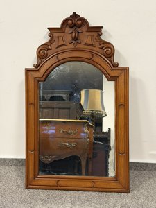 Zrcadlo s  profilovaným nástavcem