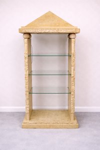 Vitrína  s trojúhelníkovým štítem