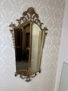 Starrožitné mosazné zrcadlo s  tvarovaným rámem a motivem lastury