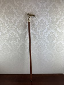 Elegantní hůl s rukojetí ve tvaru  hlavy psa  a dřevěným tělem, cena za ks