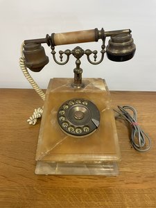 Retro telefon s otočným číselníkem a mosaznými detaily