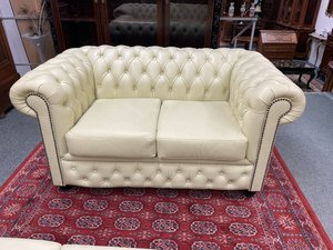 Luxusní kožená pohovka Chesterfield v krémové barvě, anglický styl z období 40.–50. let 20. st.