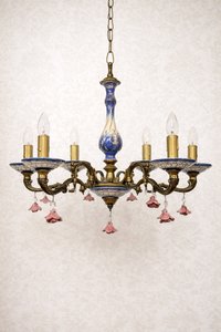 Mosazný 5ramenný lustr s modrými a růžovými detaily ve stylu romantismu