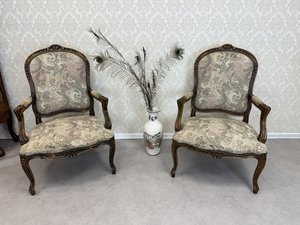 Křeslo s elegantním vyřezáváním a vzorovaným čalouněním, cena za ks