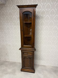 Rohová prosklená vitrína