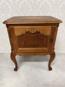 Noční stolek s jemně vyřezávanými ornamenty