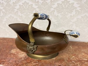 Mosazná nádoba s porcelánovými úchyty
