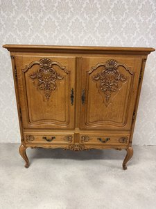 Komoda s vyřezávanými ornamenty