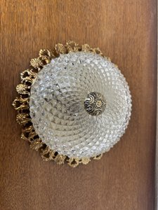 Skleněné stropní svítidlo s mosazným zdobením