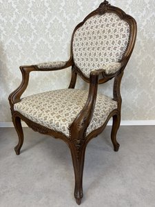 Křesílko s vyřezávanými detaily a elegantním čalouněním, rok 1890