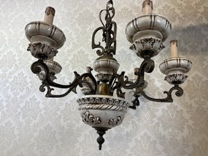 Zdobený lustr s porcelánovými prvky a kovovými rameny