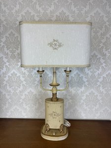 Starožitnástolní lampa v empírovém stylu s dekorem iniciály "N"
