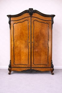 Dvoukřídlá šatní skříň s ořechovou dýhou