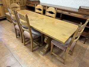 Dubový jídelní set se šesti židlemi s řezanými opěradly a čalouněním 