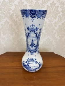 Modrobílá váza s ručně malovaným motivem holandské krajiny a lodí